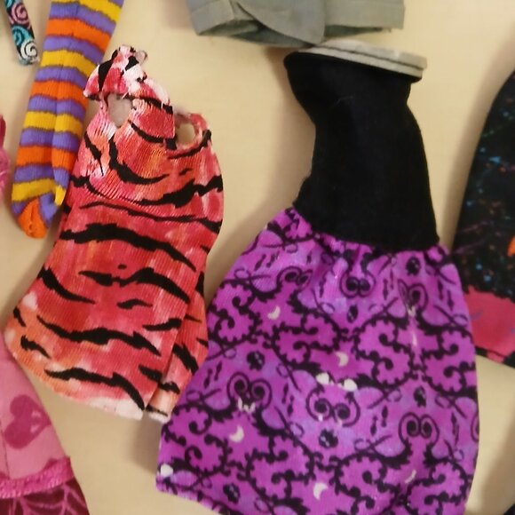 Assorted Monster High clothing and accessories - Picture 12 of 14